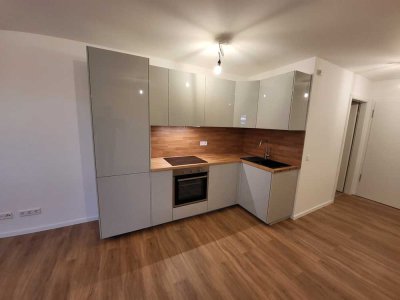 Geschmackvolle Wohnung mit zwei Zimmern sowie Balkon und EBK in Neutraubling