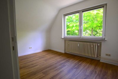 Erstbezug nach Sanierung mit Balkon und Einbauküche: Geschmackvolle 3-Raum-DG-Wohnung in Wedel