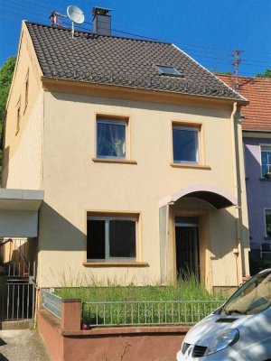 Bezahlbares Wohnhaus mit Garten und Garage in 66571 Dirmingen