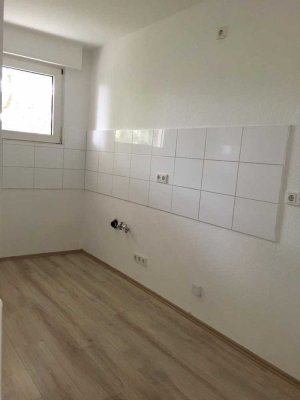Helle Erdgeschosswohnung mit 3 Zimmern, Laminat und Balkon -
