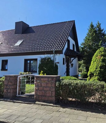 Doppelhaushälfte in ruhiger Waldlage mit schönem Garten, Pool und Fischteich