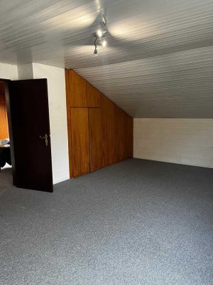 Gemütliche Dachgeschosswohnung perfekt für 2er WG oder Pärchen