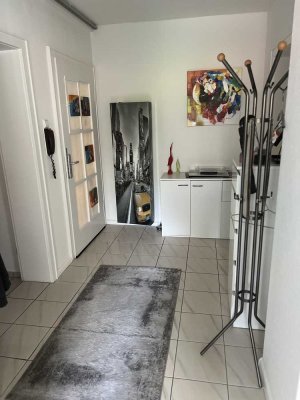 Exklusive, sanierte 2-Zimmer-Wohnung mit geh. Innenausstattung mit Balkon und EBK