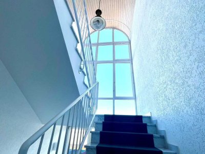 Dachgeschoss-Maisonette mit Loggia und Sonnenbalkon, zwei Bädern und Abstellraum im Gartenhaus