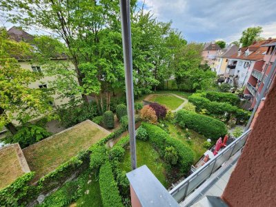 Helle 4-ZKB-Dachgeschosswohnung mit 2 Balkonen & TG-Stellplatz in Top-Lage nahe City-Galerie Augsbur