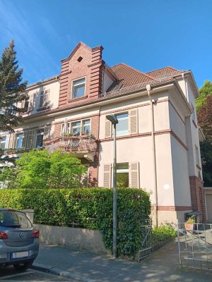 Stilvolle, ruhig gelegene vier Zimmer Altbau Wohnung mit Terrasse in der Weststadt