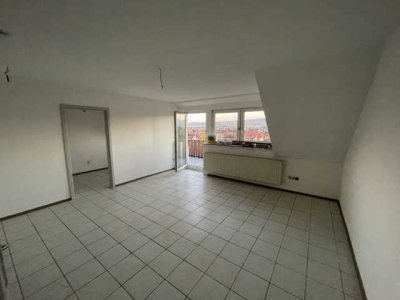 4-Zimmer-DG-Wohnung, großer Balkon, Fernsicht ins Maintal u. Garage