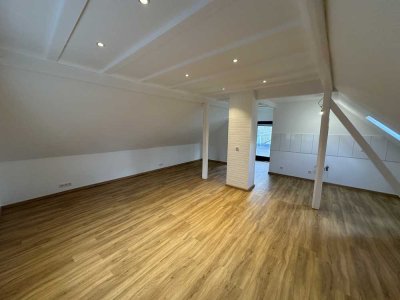 Charmante 1-Zimmer-Dachgeschosswohnung mit Terrasse in D-Hamm (Renoviert)