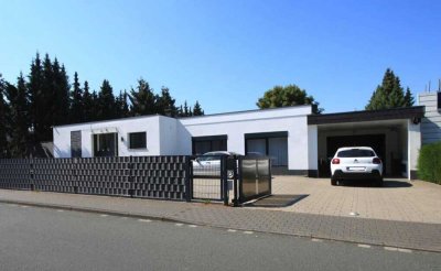 Modernes Betriebsleiterwohnhaus mit Gewerbe und großzügigem Grundstück