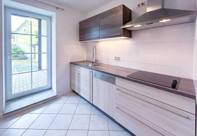 Renovierte 2-RW im EG * Terrasse & Süd-Balkon* EBK* Tageslichtbad m. Wanne* SP* Gäste-WC* grüne Lage
