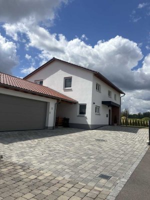 Modernes Einfamilienhaus mit Keller, Doppelgarage und großem Garten, Photovoltaikanlage und Kamin