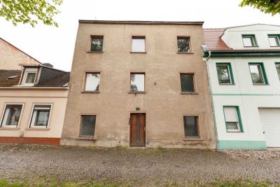 Renovierungsbedürftiges Mehrfamilienhaus mit 15 Zimmern in Calbe (Saale)