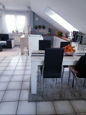 Gepflegte DG-Wohnung mit zwei Zimmern und Balkon in Neuss (Rhein-Kreis)