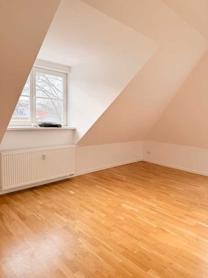 Helle und frisch renovierte  Dachgeschoss Wohnung mit 3 Zimmern, Balkon und Garten in Berlin-Kladow