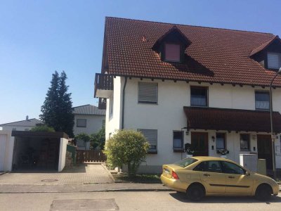 Gepflegte 2-Zimmerwohnung im Dachgeschoss einer Doppelhaushälfte mit Balkon, EBK und Stellplatz