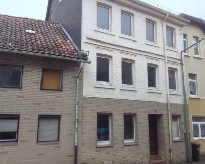 Im Herzen von Helmstedt-kleines und leerstehendes Mehrfamilienhaus....