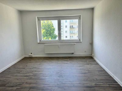 // frisch renovierte 3 Zimmer Wohnung im 2. OG // Kautionsfrei //