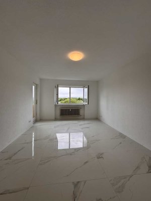 Erstbezug nach Sanierung mit Balkon: Attraktive 2-Zimmer-Wohnung mit geh. Innenausstattung