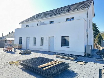 Moderne Doppelhaushälfte mit Garten, Terrasse und zwei Balkonen