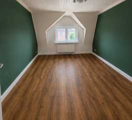 Großzügige und teilrenovierte 4 Zimmer Altbauwohnung