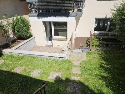 Helle Gartengeschosswohnung mit kleiner Terrasse und Garten