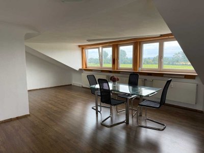 Dachgeschosswohnung in ruhiger Feldrandlage