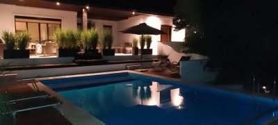 Villen Etage mit eigenem Pool Bereich 5 Minuten vom Badesee