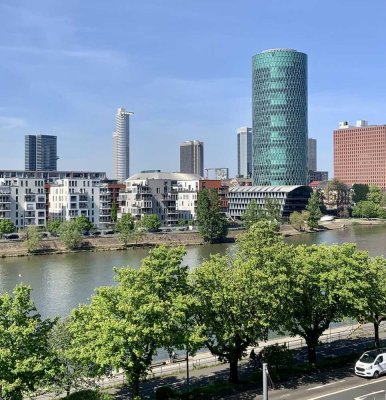 Luxuriöses Wohnen am Frankfurter Flussufer: Skyline und Südbalkon.