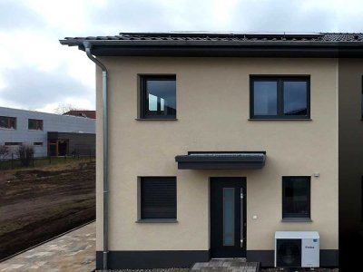 Energieeffizienter Neubau in Magdeburg-Neustadt: modernes Einfamilienhaus mit PV-Anlage und Speicher