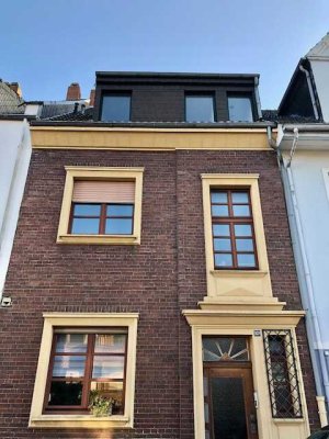 Schicke und komplett renovierte DG-Wohnung mit EBK in Stadtwaldnähe