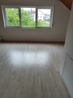 Schöne 3-Zimmer-DG-Wohnung in ruhiger Lage