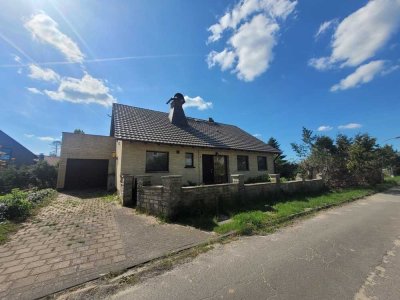 Großes Einfamilienhaus samt Garage, Balkon und riesigen Garten sehnt sich nach fleißigen Händen