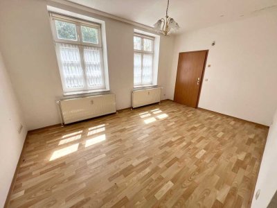 1,5-Raum-Wohnung mit Einbauküche, Bad mit Dusche, Laminatfußböden ...!!!