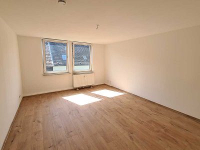 Hell und gemütlich! Schöne 2,5 Raum DG-Wohnung in super Lage! Fernwärme!