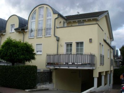 Stilvolle, lichtdurchflutete 2,5-Zimmer-Wohnung mit Dachterrasse