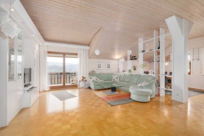 Ruhe und Aussicht garantiert! 
Stilvolle 3,5-Zimmer-DG-Wohnung mit Kamin und Garage!