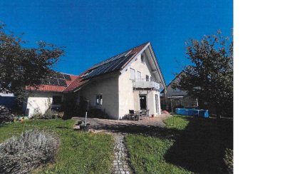 Verkauft wird ein großzügiges Einfamilienhaus mit Garage in ruhiger Wohnlage