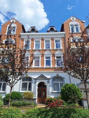 Sonnige Dachgeschosswohnung in saniertem denkmalgeschütztem Altbau