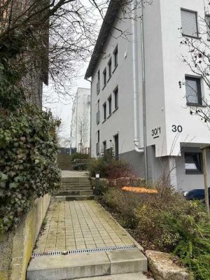Neuwertige, top gepflegte 2,5-Zi.-Eigentumswohnung mit Gartenanteil, Terrasse und Kfz-Stellplatz im