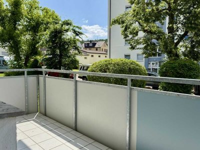 Einziehen und Wohlfühlen!
Moderne 3 Zimmerwohnung 
Hochparterre mit Balkon, EBK 
und 3 Abstellräu