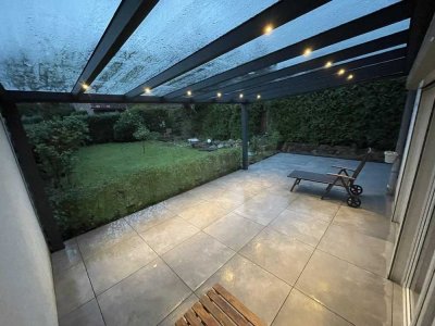 ruhiges Reihenendhaus mit Gartenidylle auf mehreren Ebenen