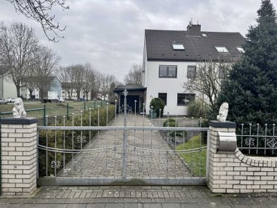 Gepflegte Doppelhaushälfte mit eigener Einfahrt XL Garage und Carport !