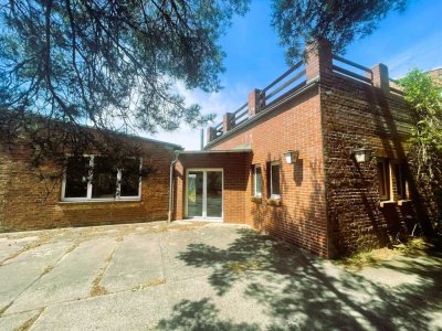 Ein Haus, viele Möglichkeiten: Wohnen mit Dachterrasse oder Raum für Familie &amp; Beruf