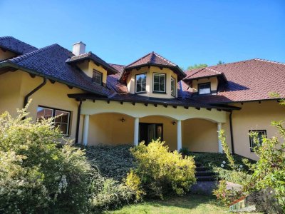 Neuer toller Preis! Villa mit neuer PV-Anlage bietet viel Platz und ruhige, grüne Umgebung – nur 38min nach Wien!