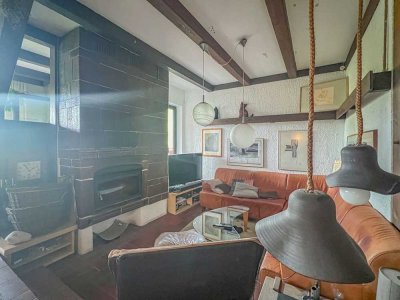 Wohlfühlen am Kamin: Charmantes Zweifamilienhaus mit großem Grundstück in idyllischer Umgebung
