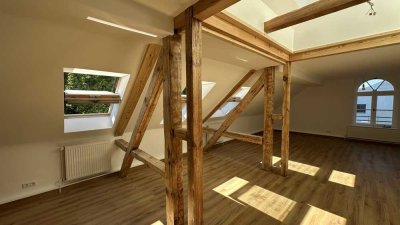 Erstbezug mit Holzbalken · Exklusive Dachgeschosswohnung · Garten & Parkplatz inklusive
