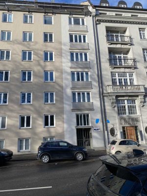 Renovierungsbedürftige  4-Zimmer-Wohnung mit  Balkon in München Lehel