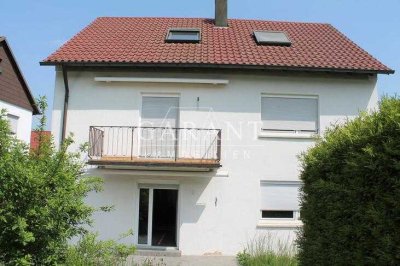 # Top gepflegtes Zweifamilienhaus mit zwei Garagen und einem Baugrundstück inkl. #