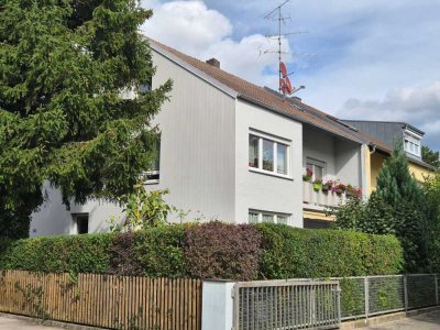 Solide vermietetes Zweifamilienhaus in Form einer DHH mit Balkon, Garten und Garage in ruhiger Lage