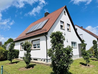 Ihr neues Zuhause im ruhigen, sonnigen Grün! Sehr gepflegtes Haus mit Garage und herrlichem Garten